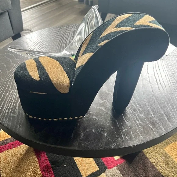 DECOR - Picture 1 of 6